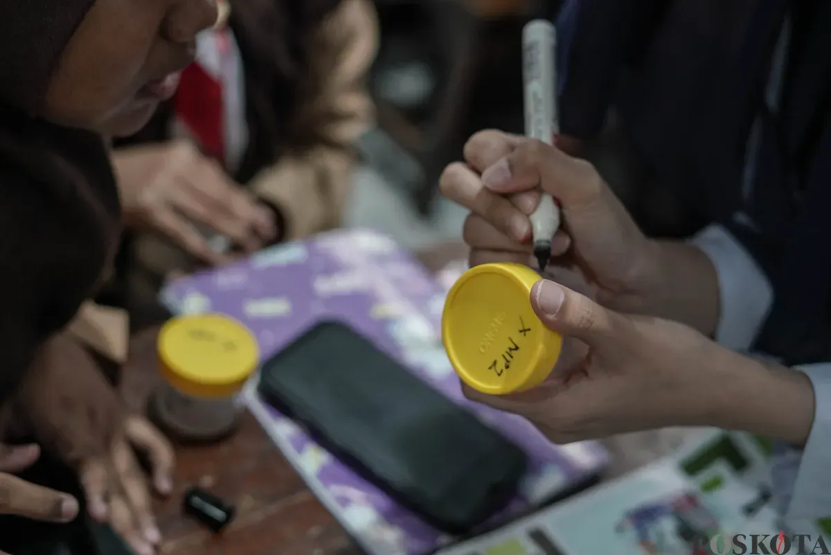 Petugas memeriksa kesehatan siswa saat program skrining tuberkulosis (TBC) di SMK Yp Ippi Petojo, Jakarta, Rabu, 29 Oktober 2025. (Sumber: Poskota/Bilal Nugraha Ginanjar)
