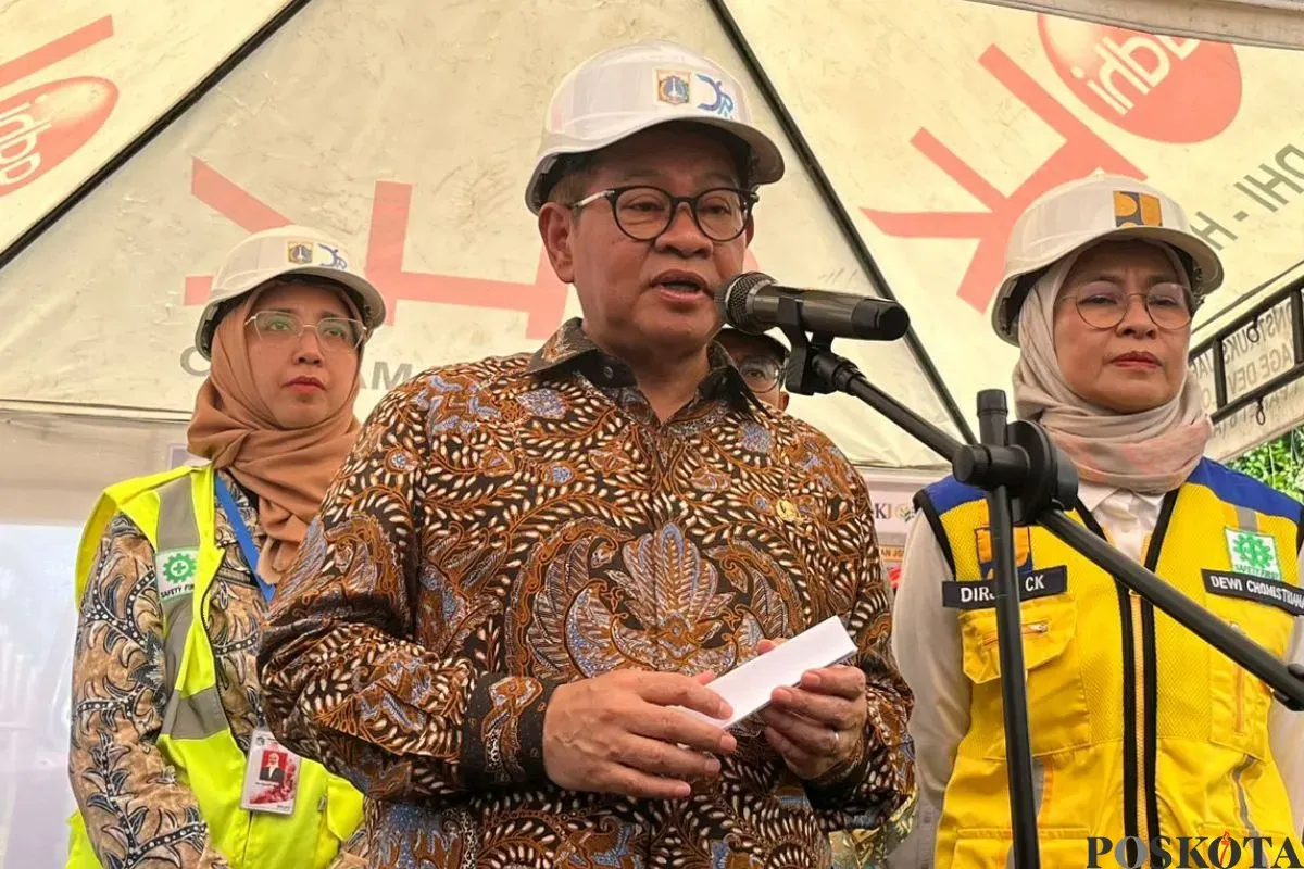 Gubernur Jakarta, Pramono Anung menyampaikan pernyataan kepada awak media di Penjaringan, Jakarta Utara, Kamis, 30 Oktober 2025. (Sumber: Poskota/M. Tegar Jihad)