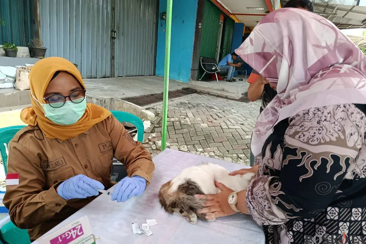 Suasana kegiatan vaksinasi Rabies di Posyanduwan Perumahan Taman Kota, Kelurahan Bekasi Jaya, Kecamatan Bekasi Timur, Kota Bekasi, Kamis, 30 Oktober 2025. (Sumber: Poskota/Nurpini Aulia Rapika)
