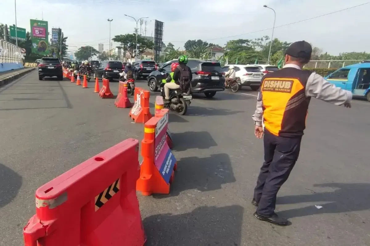Petugas mengatur lalu lintas di exit GT Margonda 1 arah Jalan Raya Juanda, Kota Depok, Kamis, 30 Oktober 2025. (Sumber: Dok. Turjawali Satlantas Kota Depok)
