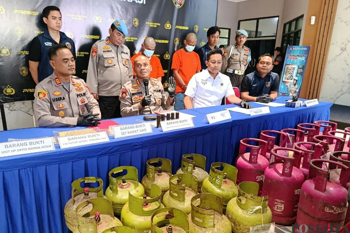 Kapolres Metro Bekasi, Kombes Pol Mustofa menunjukkan barang bukti kasus penyuntikan gas elpiji bersubsidi 3 kg ke tabung Bright Gas 12 kg non-subsidi, Kamis, 30 Oktober 2025. (Sumber: Poskota/Nurpini Aulia Rapika)