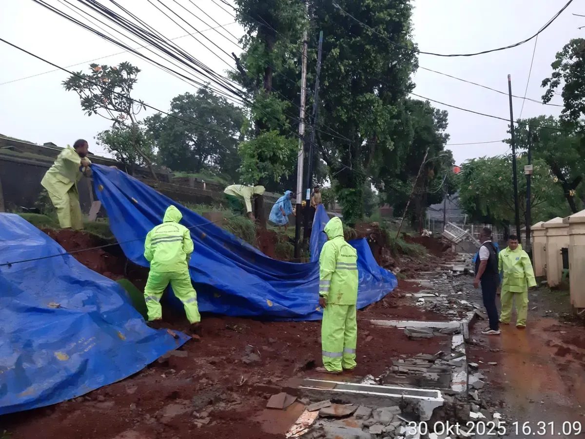 Petugas menangani tembok pembatas TPU Jeruk Purut yang ambruk pada Kamis, 30 Oktober 2025. (Sumber: Dok Distamhut DKI Jakarta)