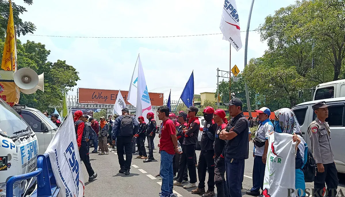 Aksi unjuk rasa ratusan buruh di depan Kantor Pemkot Bekasi, Jalan Ahmad Yani, Kecamatan Bekasi Selatan, Kota Bekasi, Kamis siang, 30 Oktober 2025. (Sumber: POSKOTA | Foto: Nurpini Aulia Rapika)