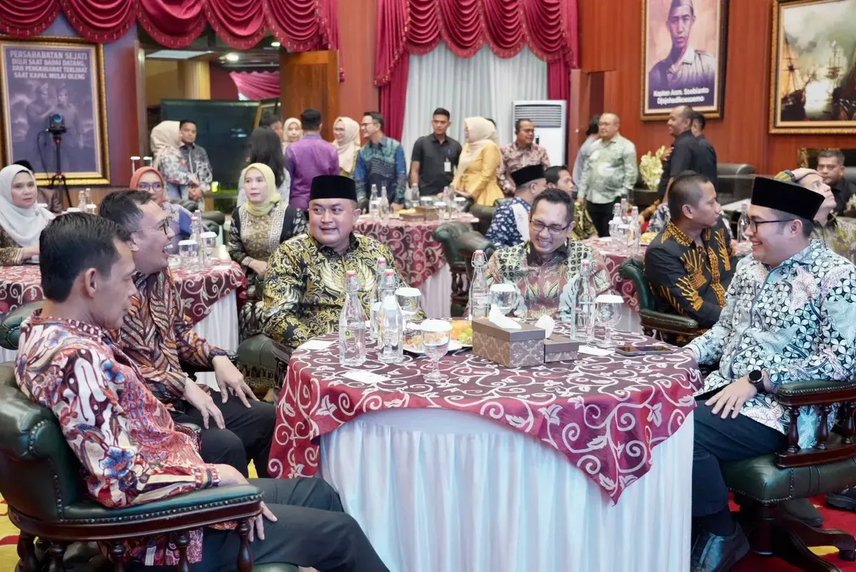 Bupati Bogor Rudy Susmanto bersama Kajari lama Irwanuddin Tadjuddin dan Kajari Baru Denny Achmad, berbincang dalam acara pisah sambut di Pendopo Bupati. (Sumber: Pemkab Bogor)