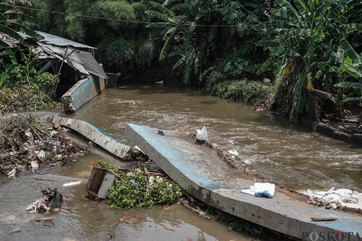 tanggul yang jebol di kawasan RT 03, RW 06, Jati Padang, Pasar Minggu Jakarta Selatan, Jum'at, 31 Oktober 2025. (Sumber: Poskota/Bilal Nugraha Ginanjar)