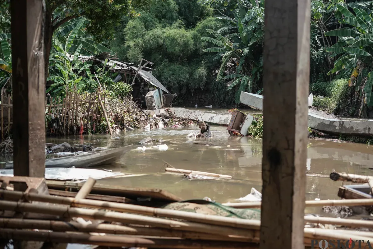 Tanggul jebol di kawasan RT 03, RW 06, Jati Padang, Pasar Minggu Jakarta Selatan, Jumat, 31 Oktober 2025. (Sumber: Poskota/Bilal Nugraha Ginanjar)
