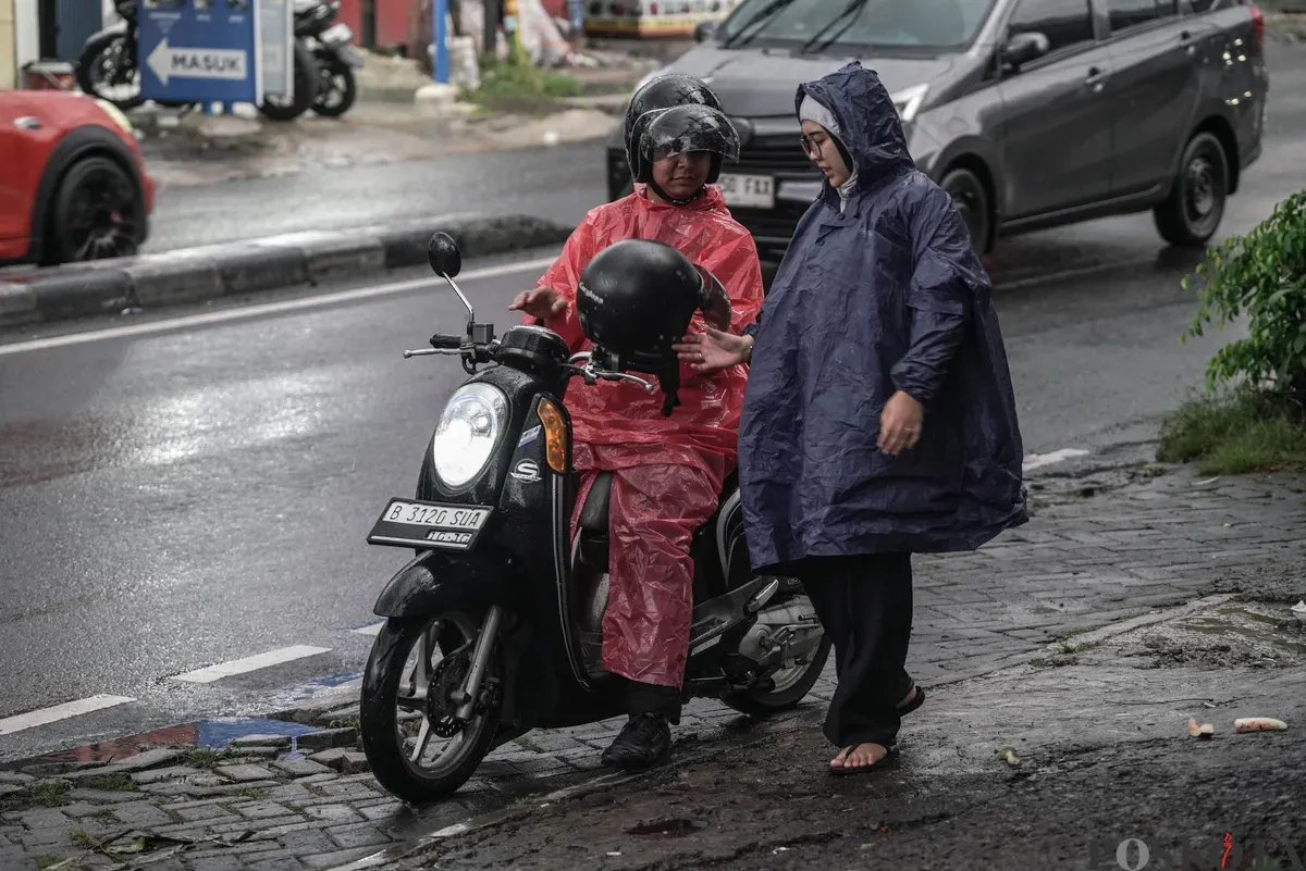 Pengendara sepeda motor menerobos hujan di Jalan Bang Pitung, Kebon Jeruk Jakarta Barat, Kamis, 30 Oktober 2025. (Sumber: Poskota/Bilal Nugraha Ginanjar)