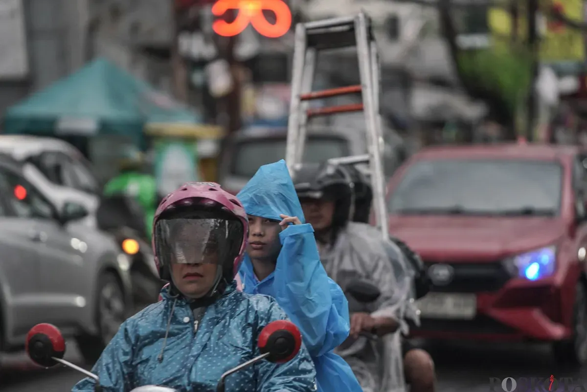Pengendara sepeda motor menerobos hujan di Jalan Bang Pitung, Kebon Jeruk Jakarta Barat, Kamis, 30 Oktober 2025. (Sumber: Poskota/Bilal Nugraha Ginanjar)
