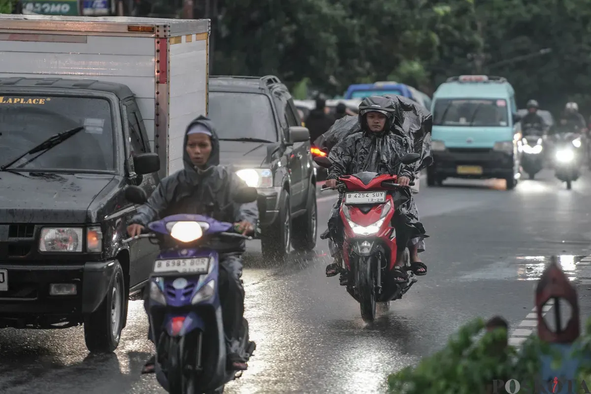 Pengendara sepeda motor menerobos hujan di Jalan Bang Pitung, Kebon Jeruk Jakarta Barat, Kamis, 30 Oktober 2025. (Sumber: Poskota/Bilal Nugraha Ginanjar)