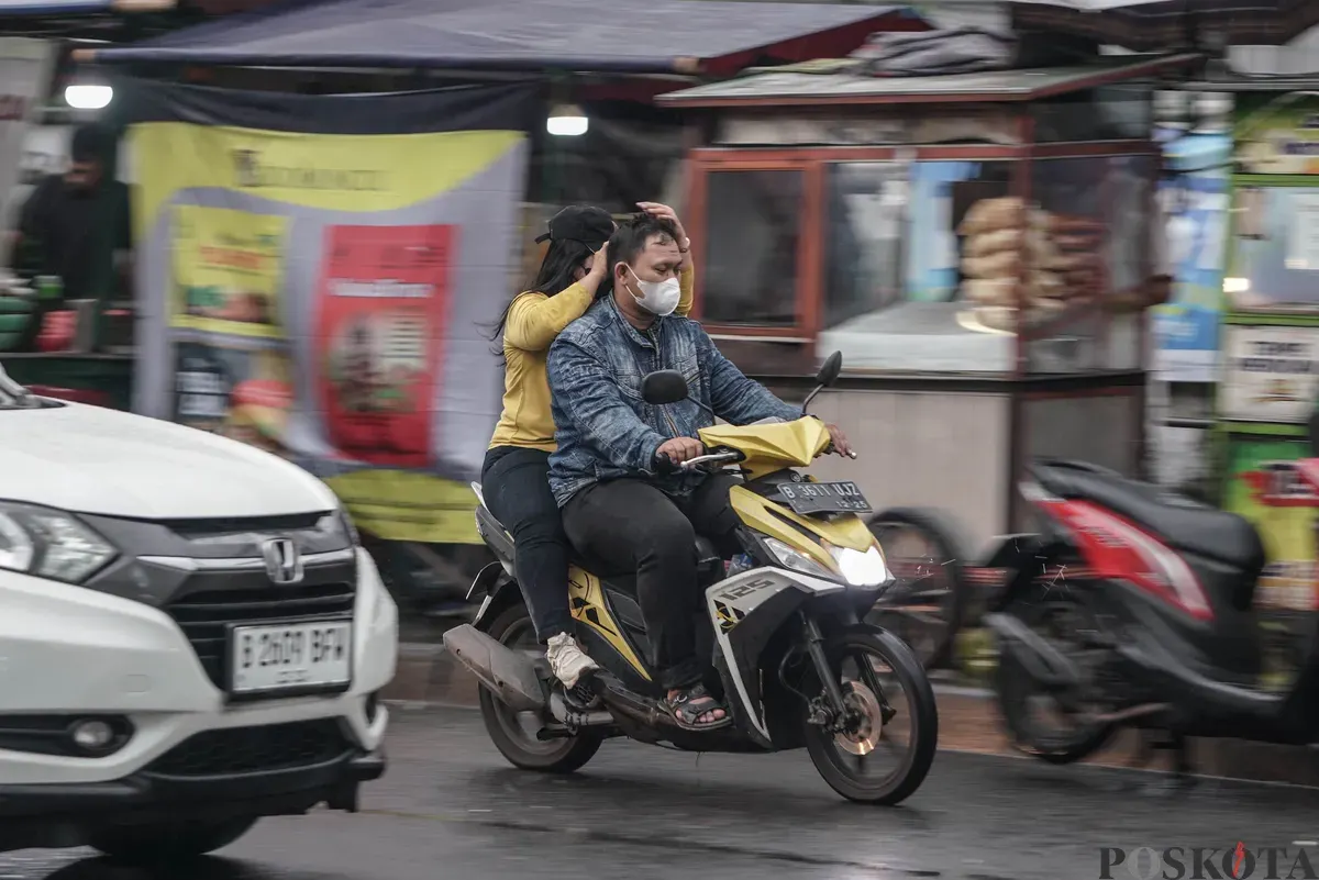 Pengendara sepeda motor menerobos hujan di Jalan Bang Pitung, Kebon Jeruk Jakarta Barat, Kamis, 30 Oktober 2025. (Sumber: Poskota/Bilal Nugraha Ginanjar)