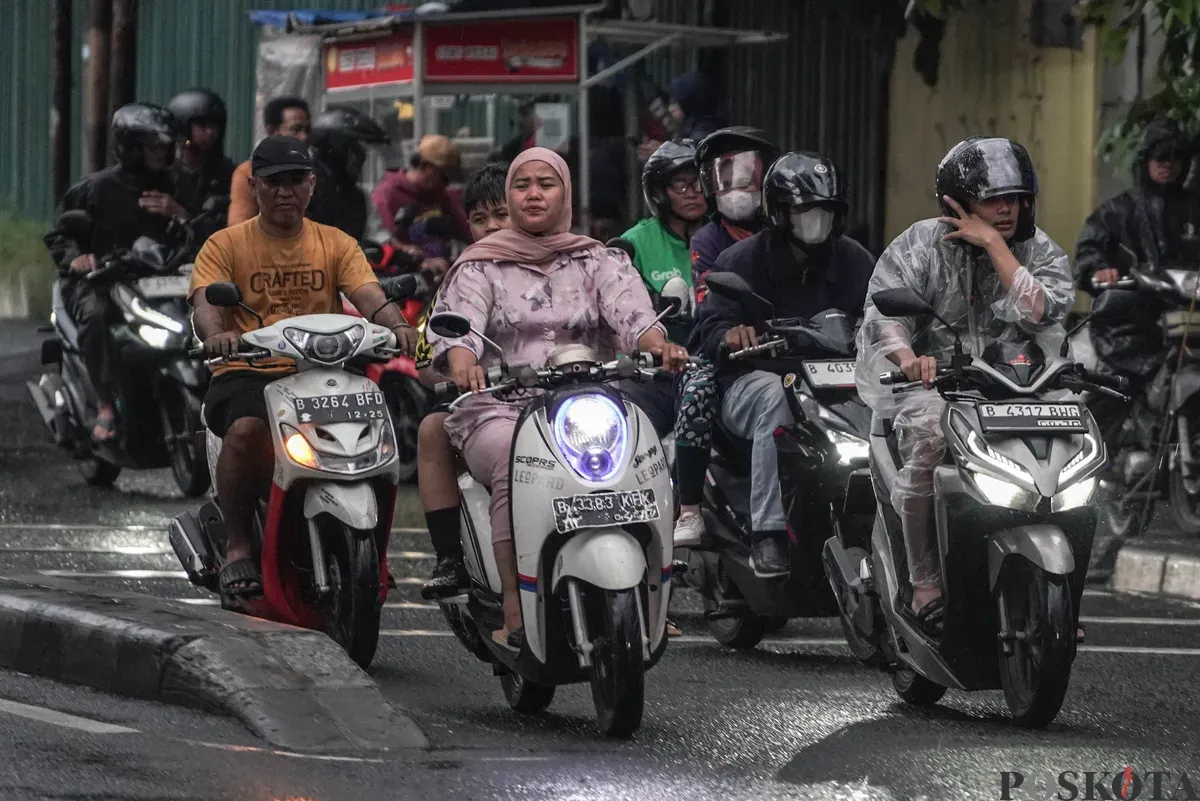 Pengendara sepeda motor menerobos hujan di Jalan Bang Pitung, Kebon Jeruk Jakarta Barat, Kamis, 30 Oktober 2025. (Sumber: Poskota/Bilal Nugraha Ginanjar)
