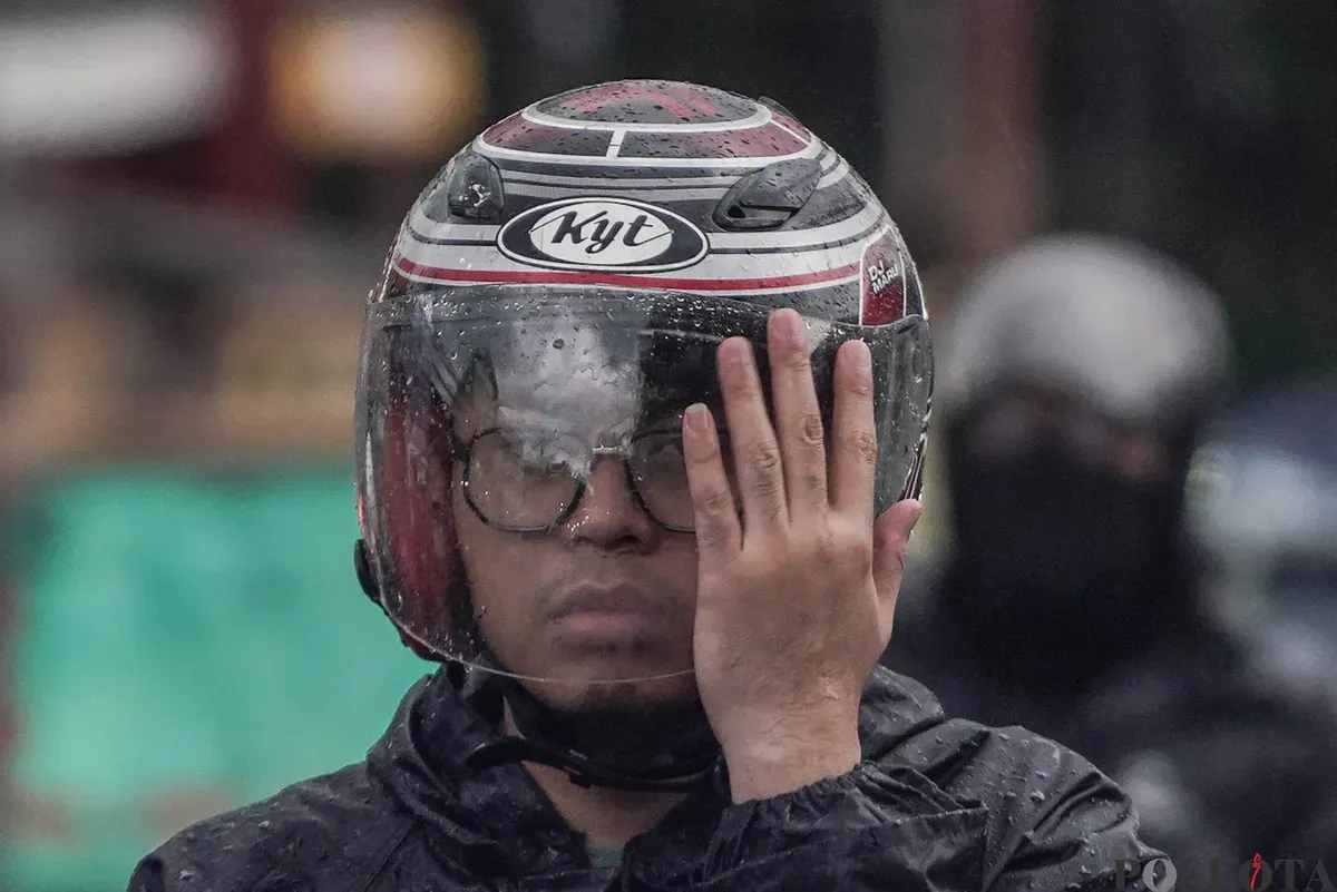 Pengendara sepeda motor menerobos hujan di Jalan Bang Pitung, Kebon Jeruk Jakarta Barat, Kamis, 30 Oktober 2025. (Sumber: Poskota/Bilal Nugraha Ginanjar)