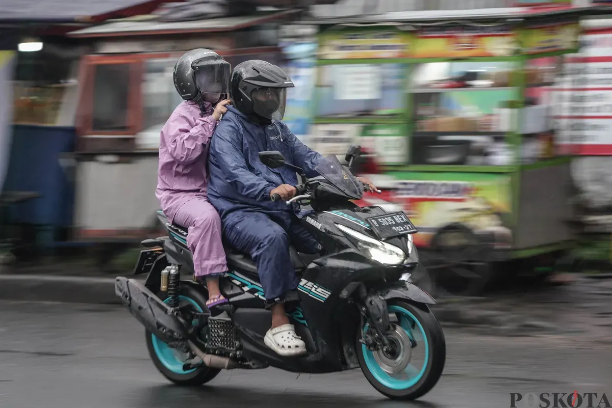 Pengendara sepeda motor menerobos hujan di Jalan Bang Pitung, Kebon Jeruk Jakarta Barat, Kamis, 30 Oktober 2025. (Sumber: Poskota/Bilal Nugraha Ginanjar)