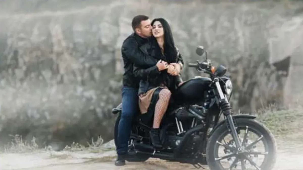 Pose santai, motor matte hitam, latar sun­set hasil edit via Gemini AI (Sumber: Dok/Gemini AI)