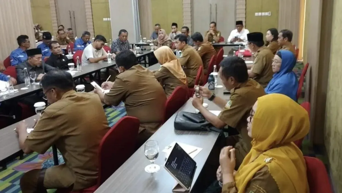 Anggota DPRD Kabupaten Bekasi bersama perwakilan Dinas Pendidikan dan para guru saat rapat membahas kekurangan tenaga pendidik di wilayah setempat. (Sumber: Istimewa)