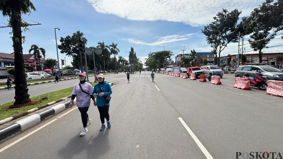Warga berolahraga saat uji coba CFD Tegar Beriman Cibinong, Kabupaten Bogor. (Sumber: Poskota/Giffar Rivana)