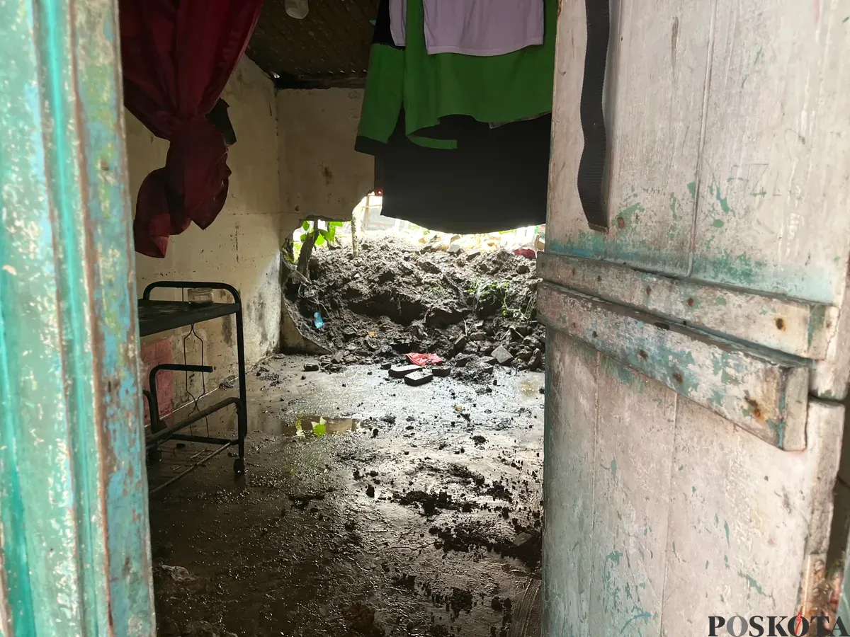 Dinding rumah warga di RT 02 RW 06, Kelurahan Jati Padang, Pasar Minggu, Jakarta Selatan, jebol akibat setelah diterpa derasnya air yang datang dari kali Baswedan. (Sumber: Poskota/Pandi Ramedhan)