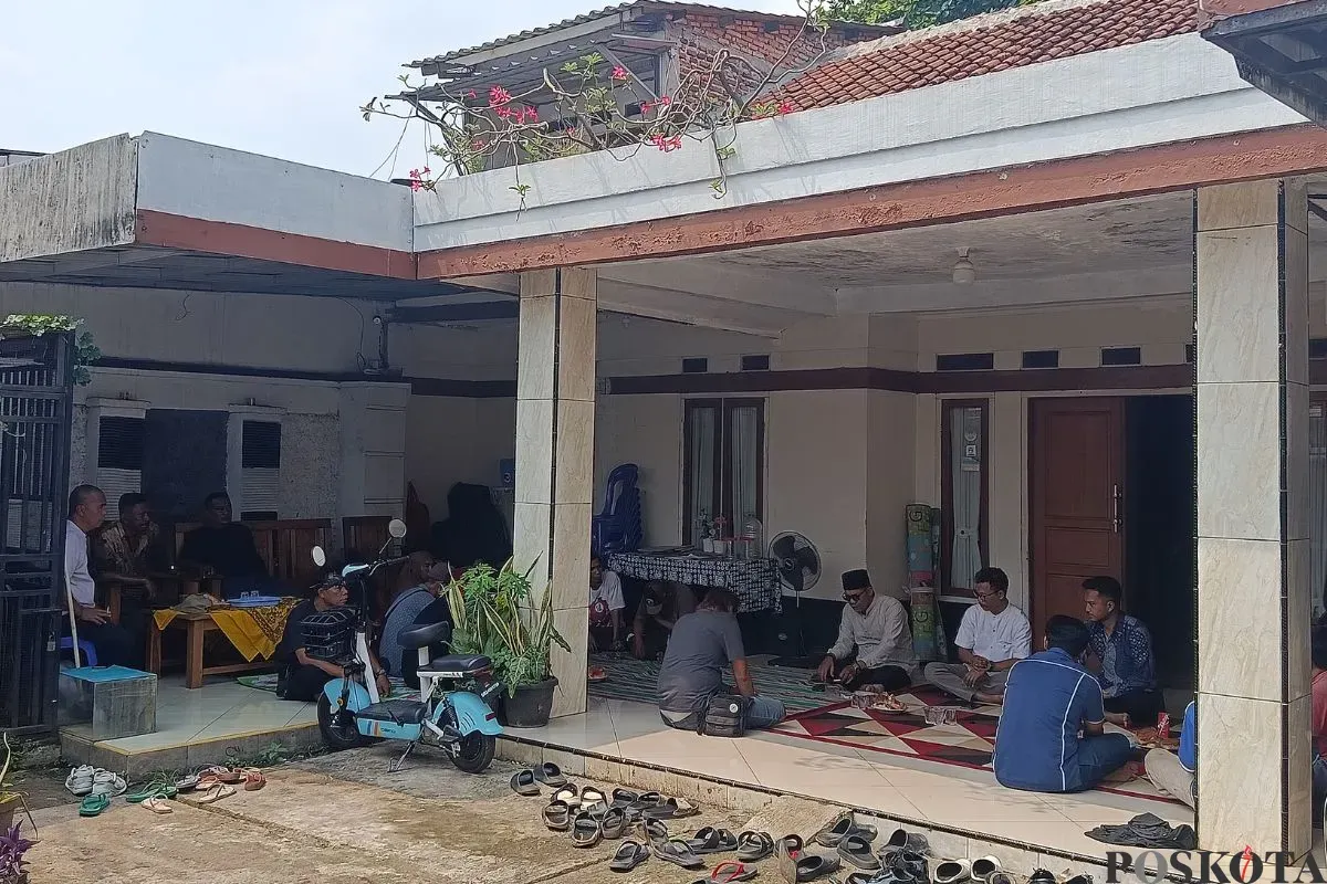 Sejumlah warga bersama pihak SPPG Kelurahan Bojong Menteng, Kecamatan Rawalumbu, Kota Bekasi, berkumpul membahas dugaan pencemaran, Jumat, 31 Oktober 2025. (Sumber: Poskota/Nurpini Aulia Rapika)
