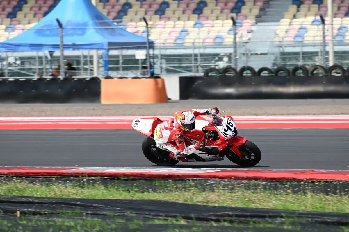 Pebalap Indonesia Herjun Atna Firdaus saat berlaga di Mandalika Racing Series (MRS). (Sumber: Dok. Honda)