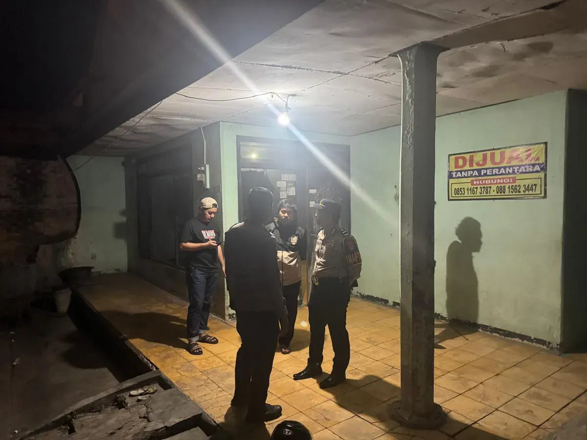 Anggota Polsek Ciruas di lokasi penemuan mayat. (Sumber: Polres Serang)