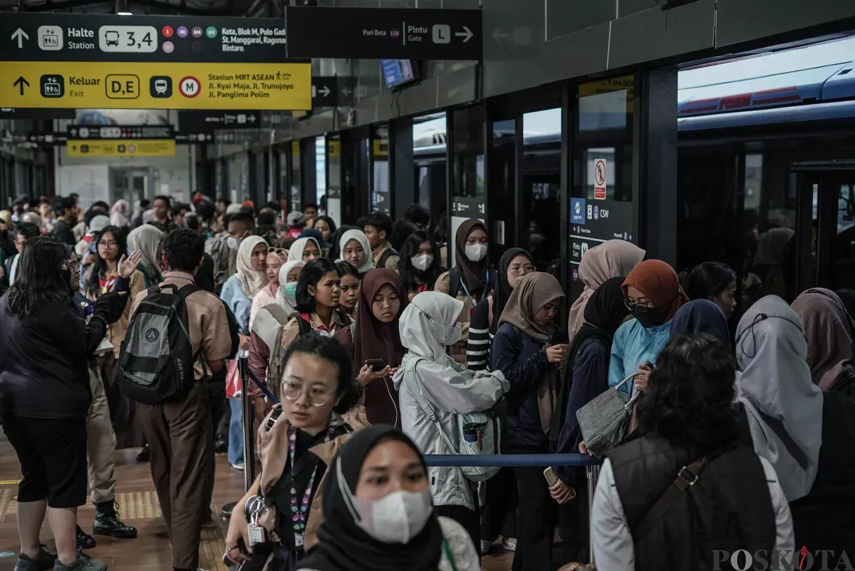 Warga menunggu kedatangan bus di Halte Transjakarta CSW, Melawai, Jakarta Selatan, Rabu, 29 Oktober 2025. (Sumber: Poskota/Bilal Nugraha Ginanjar)
