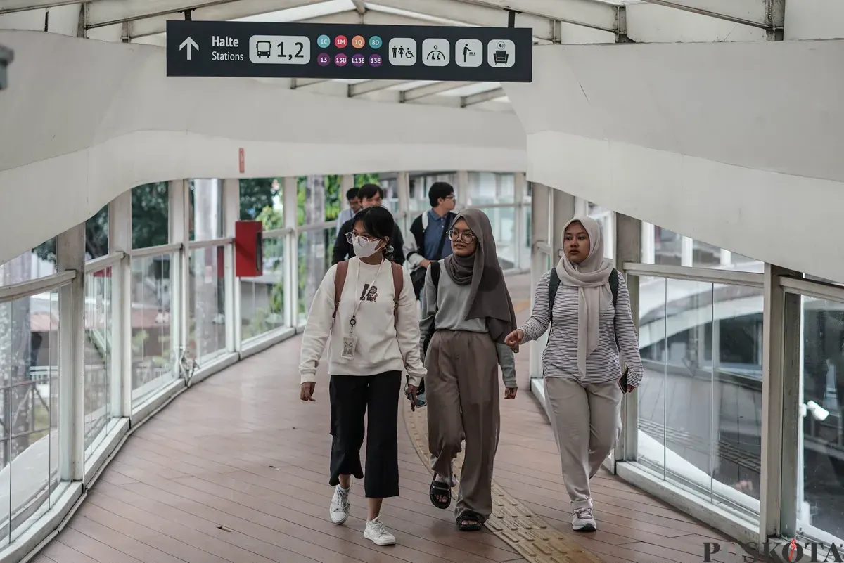 Warga menunggu kedatangan bus di Halte Transjakarta CSW, Melawai, Jakarta Selatan, Rabu, 29 Oktober 2025. (Sumber: Poskota/Bilal Nugraha Ginanjar)