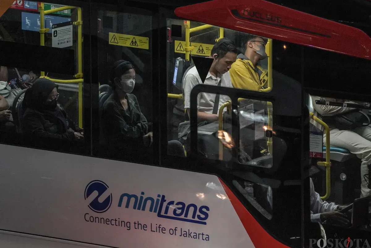 Warga menunggu kedatangan bus di Halte Transjakarta CSW, Melawai, Jakarta Selatan, Rabu, 29 Oktober 2025. (Sumber: Poskota/Bilal Nugraha Ginanjar)