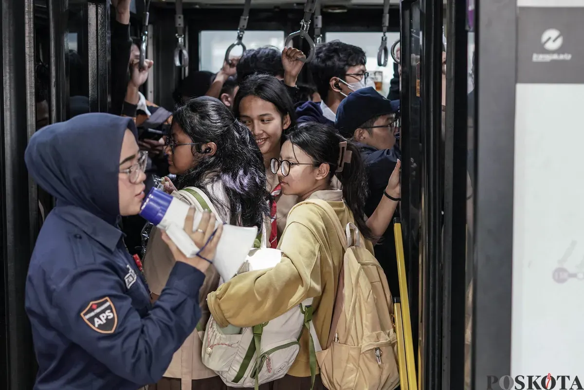 Warga menunggu kedatangan bus di Halte Transjakarta CSW, Melawai, Jakarta Selatan, Rabu, 29 Oktober 2025. (Sumber: Poskota/Bilal Nugraha Ginanjar)