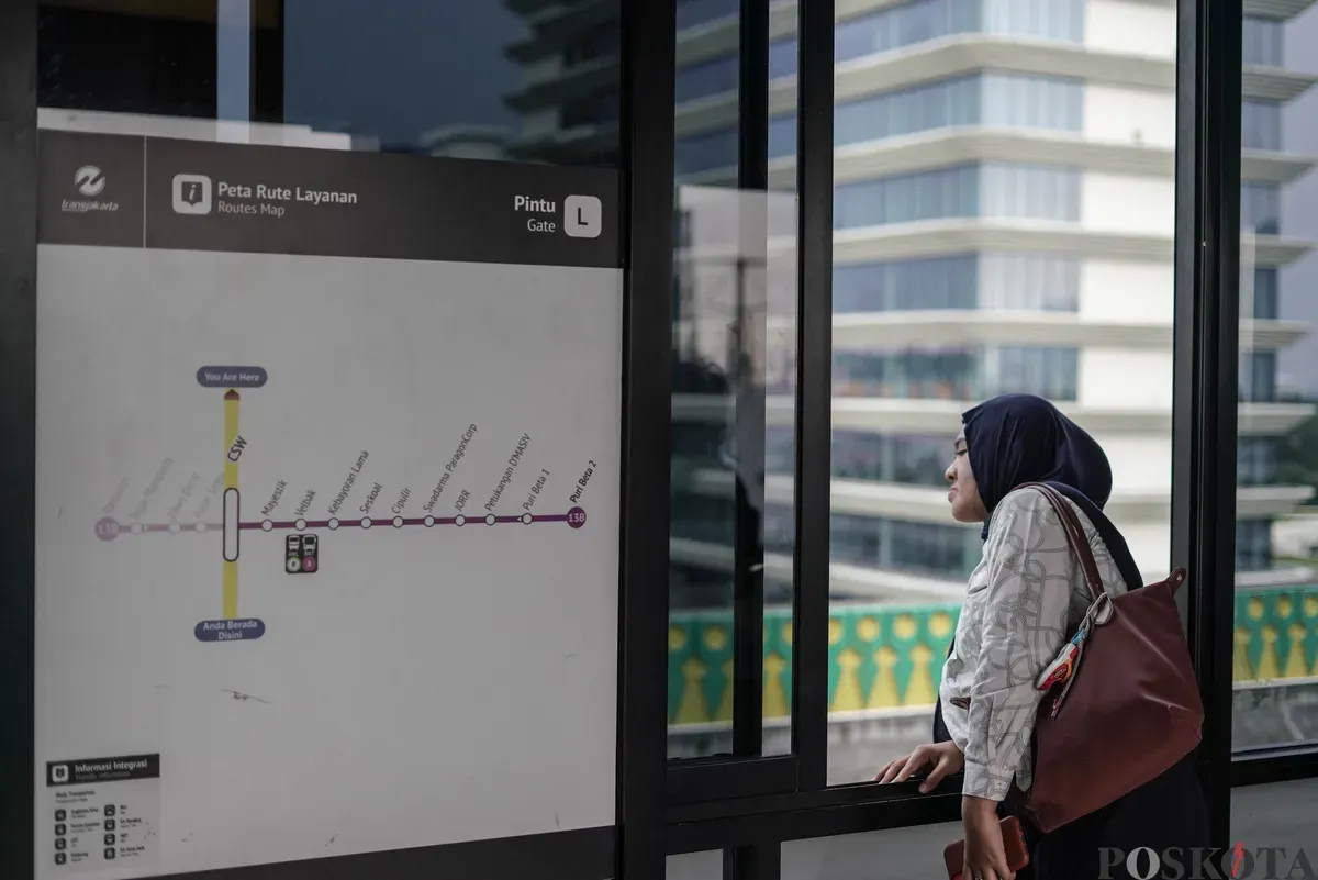 Warga menunggu kedatangan bus di Halte Transjakarta CSW, Melawai, Jakarta Selatan, Rabu, 29 Oktober 2025. (Sumber: Poskota/Bilal Nugraha Ginanjar)