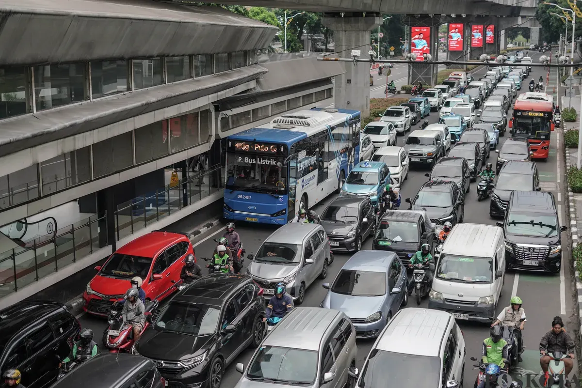 Warga menunggu kedatangan bus di Halte Transjakarta CSW, Melawai, Jakarta Selatan, Rabu, 29 Oktober 2025. (Sumber: Poskota/Bilal Nugraha Ginanjar)