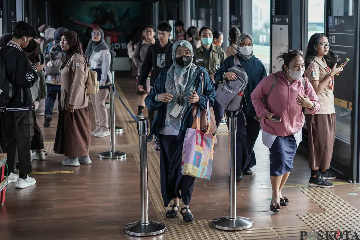 Warga menunggu kedatangan bus di Halte Transjakarta CSW, Melawai, Jakarta Selatan, Rabu, 29 Oktober 2025. (Sumber: Poskota/Bilal Nugraha Ginanjar)