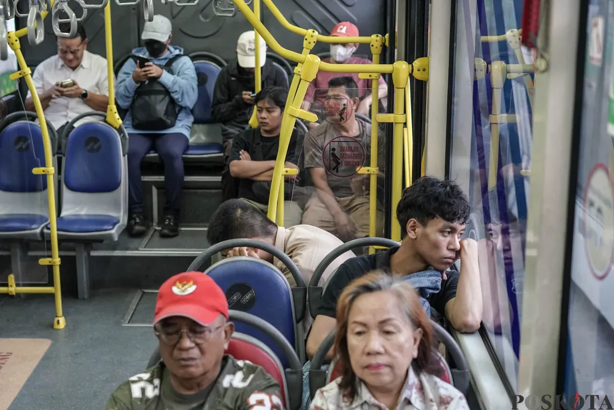 Warga menunggu kedatangan bus di Halte Transjakarta CSW, Melawai, Jakarta Selatan, Rabu, 29 Oktober 2025. (Sumber: Poskota/Bilal Nugraha Ginanjar)