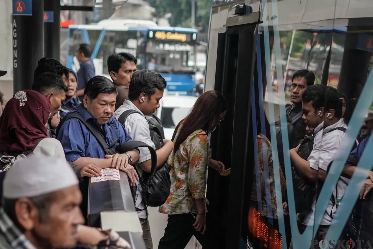 Warga menunggu kedatangan bus di Halte Transjakarta CSW, Melawai, Jakarta Selatan, Rabu, 29 Oktober 2025. (Sumber: Poskota/Bilal Nugraha Ginanjar)