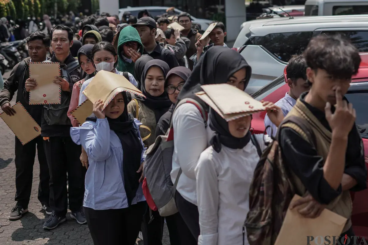 Pencari kerja mengantre untuk memberikan surat lamaran di salah satu gerai makanan siap saji di Jalan Palmerah, Jakarta, Jumat, 31 Oktober 2025. (Sumber: Poskota/Bilal Nugraha Ginanjar)