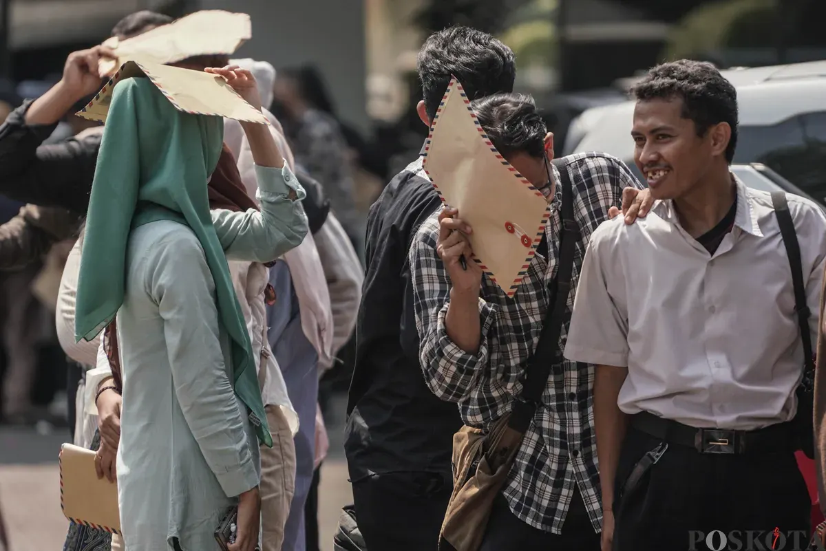 Pencari kerja mengantre untuk memberikan surat lamaran di salah satu gerai makanan siap saji di Jalan Palmerah, Jakarta, Jumat, 31 Oktober 2025. (Sumber: Poskota/Bilal Nugraha Ginanjar)