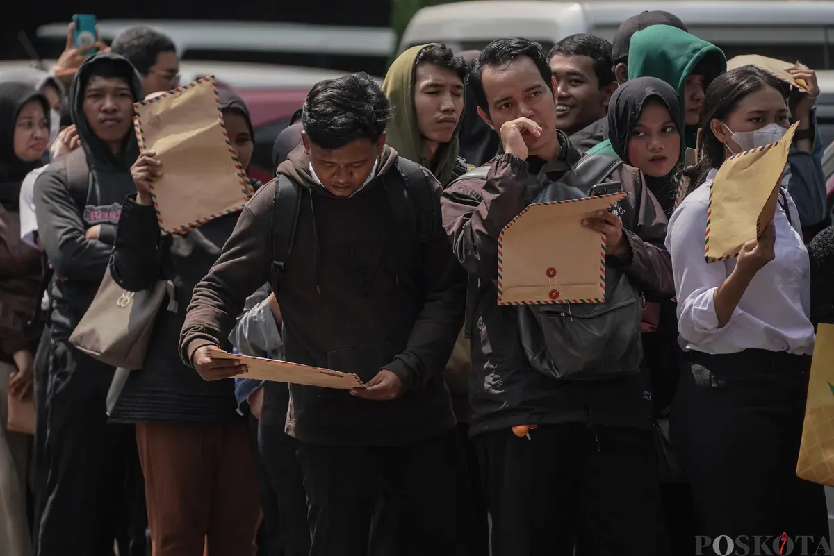 Pencari kerja mengantre untuk memberikan surat lamaran di salah satu gerai makanan siap saji di Jalan Palmerah, Jakarta, Jumat, 31 Oktober 2025. (Sumber: Poskota/Bilal Nugraha Ginanjar)