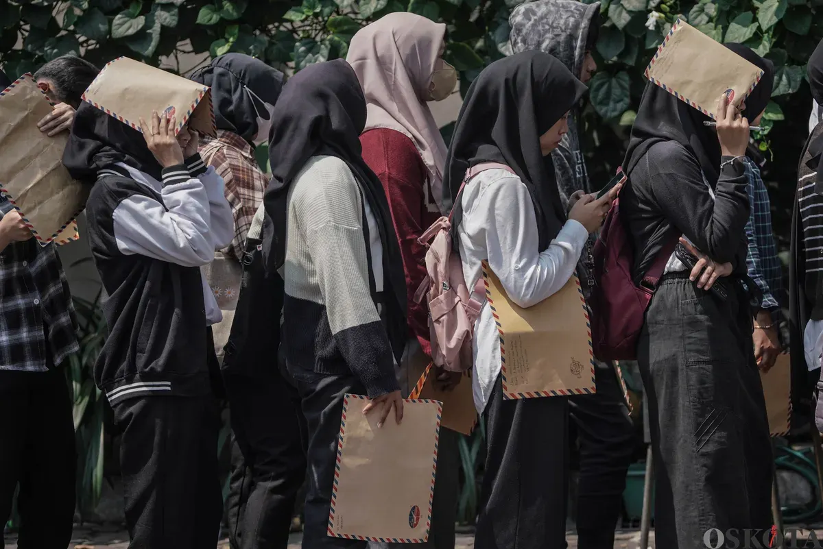 Pencari kerja mengantre untuk memberikan surat lamaran di salah satu gerai makanan siap saji di Jalan Palmerah, Jakarta, Jumat, 31 Oktober 2025. (Sumber: Poskota/Bilal Nugraha Ginanjar)