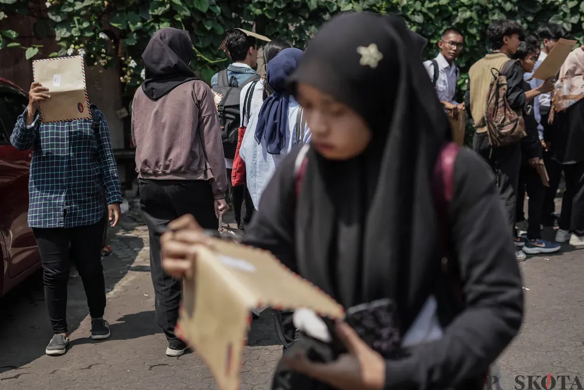 Pencari kerja mengantre untuk memberikan surat lamaran di salah satu gerai makanan siap saji di Jalan Palmerah, Jakarta, Jumat, 31 Oktober 2025. (Sumber: Poskota/Bilal Nugraha Ginanjar)