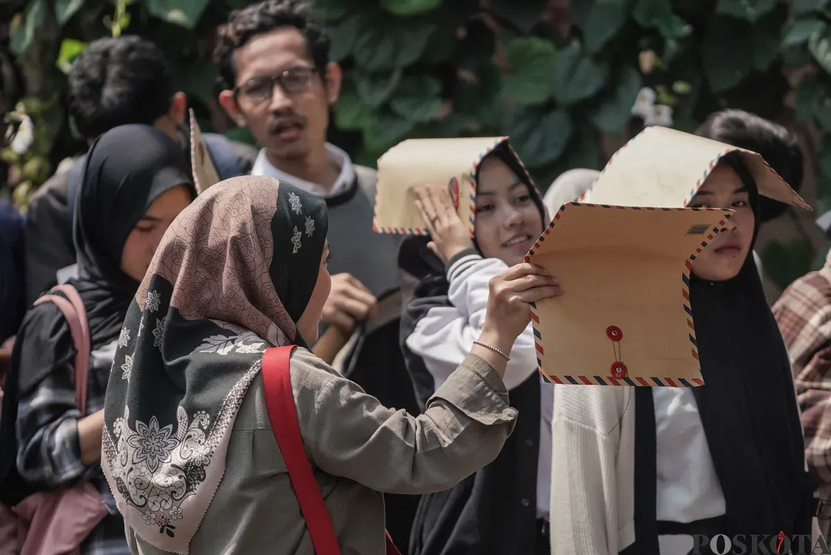 Pencari kerja mengantre untuk memberikan surat lamaran di salah satu gerai makanan siap saji di Jalan Palmerah, Jakarta, Jumat, 31 Oktober 2025. (Sumber: Poskota/Bilal Nugraha Ginanjar)