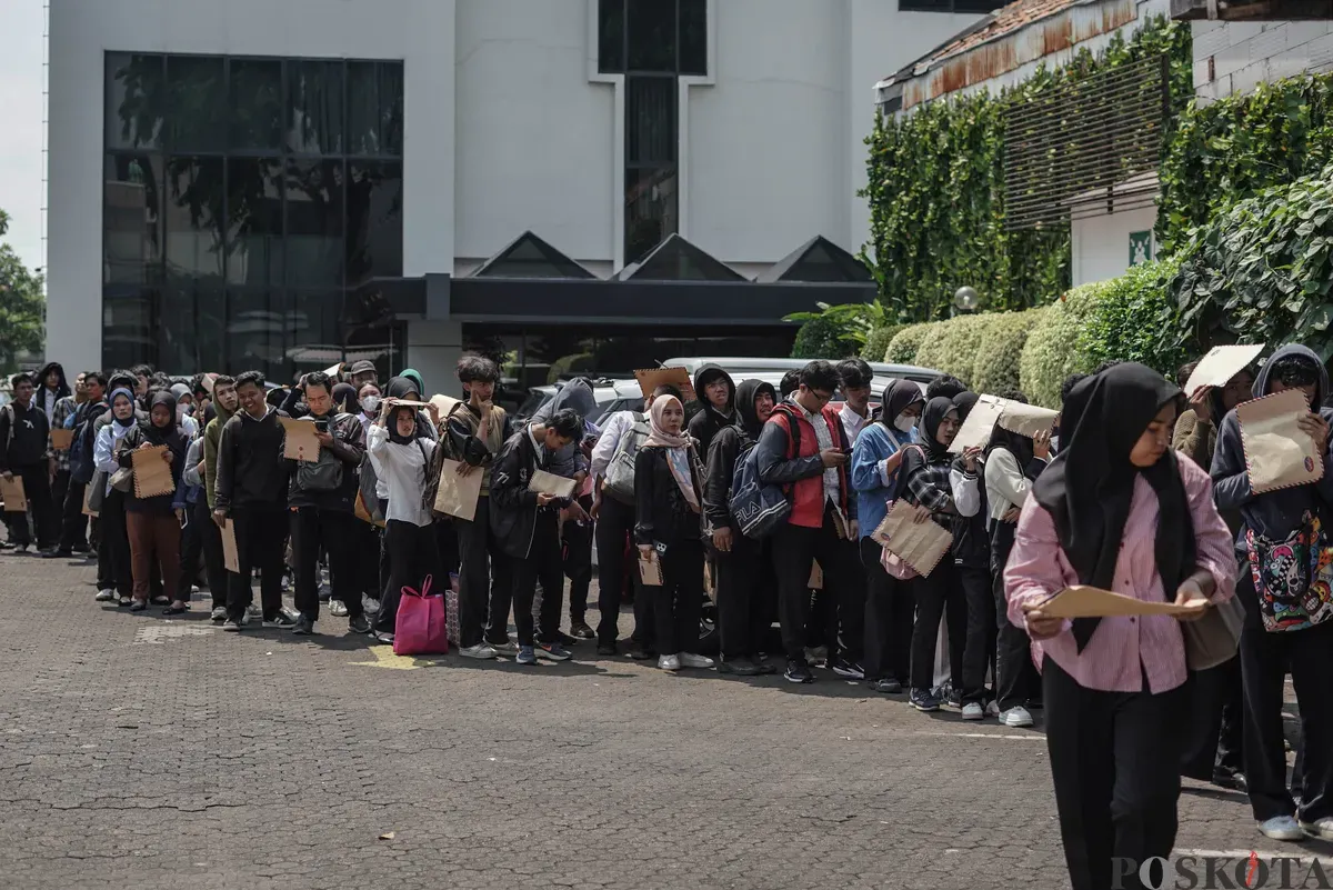 Pencari kerja mengantre untuk memberikan surat lamaran di salah satu gerai makanan siap saji di Jalan Palmerah, Jakarta, Jumat, 31 Oktober 2025. (Sumber: Poskota/Bilal Nugraha Ginanjar)