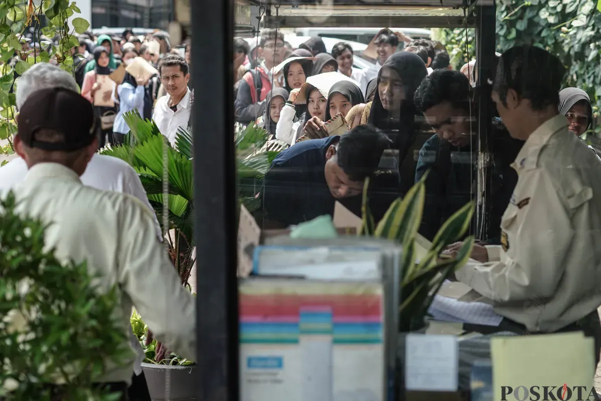 Pencari kerja mengantre untuk memberikan surat lamaran di salah satu gerai makanan siap saji di Jalan Palmerah, Jakarta, Jumat, 31 Oktober 2025. (Sumber: Poskota/Bilal nugraha Ginanjar)
