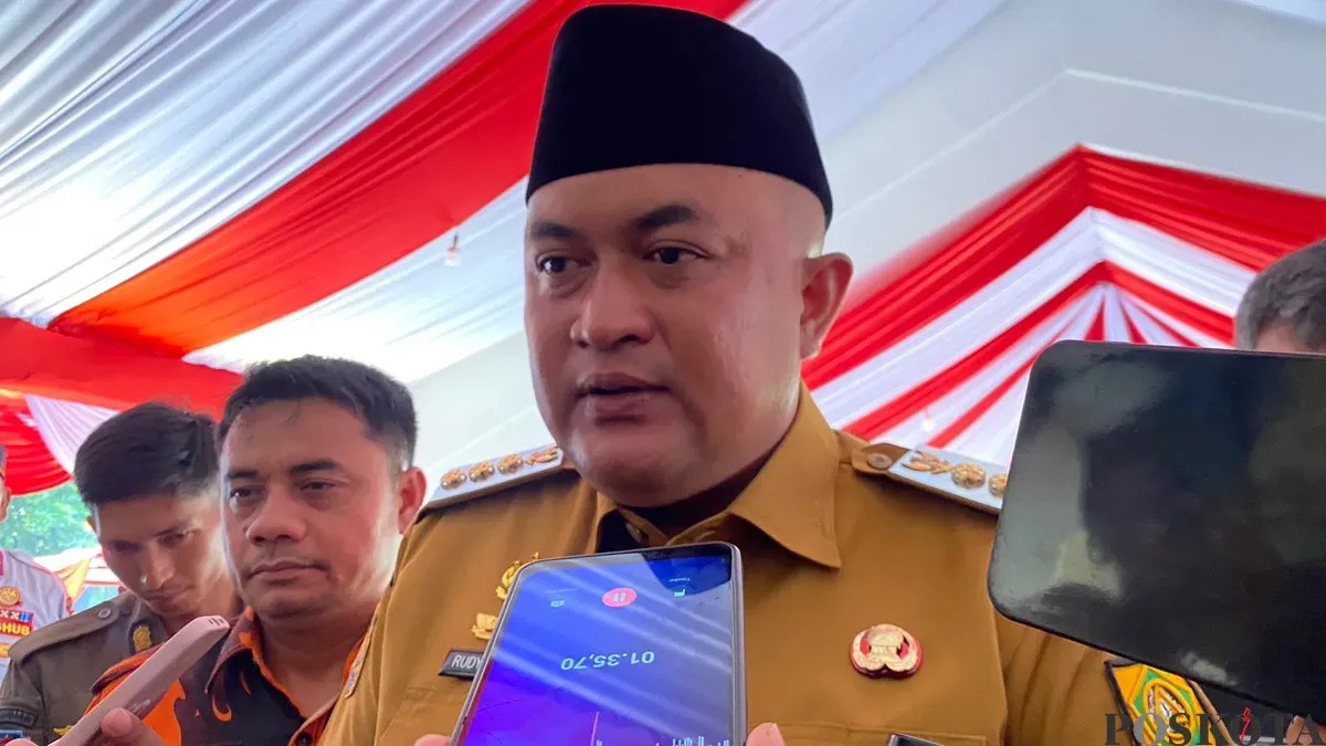 Bupati Bogor, Rudy Susmanto, mengajak masyarakat beraktifitas seperti biasa ditengah isu demonstrasi. (Sumber: Poskota/Giffar Rivana)
