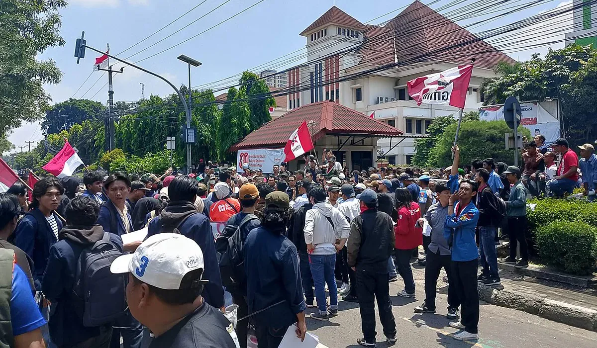 Ratusan mahasiswa menggelar aksi demonstrasi di depan Gedung DPRD Kota Bekasi pada Senin, 1 September 2025. (Sumber: Istimewa)