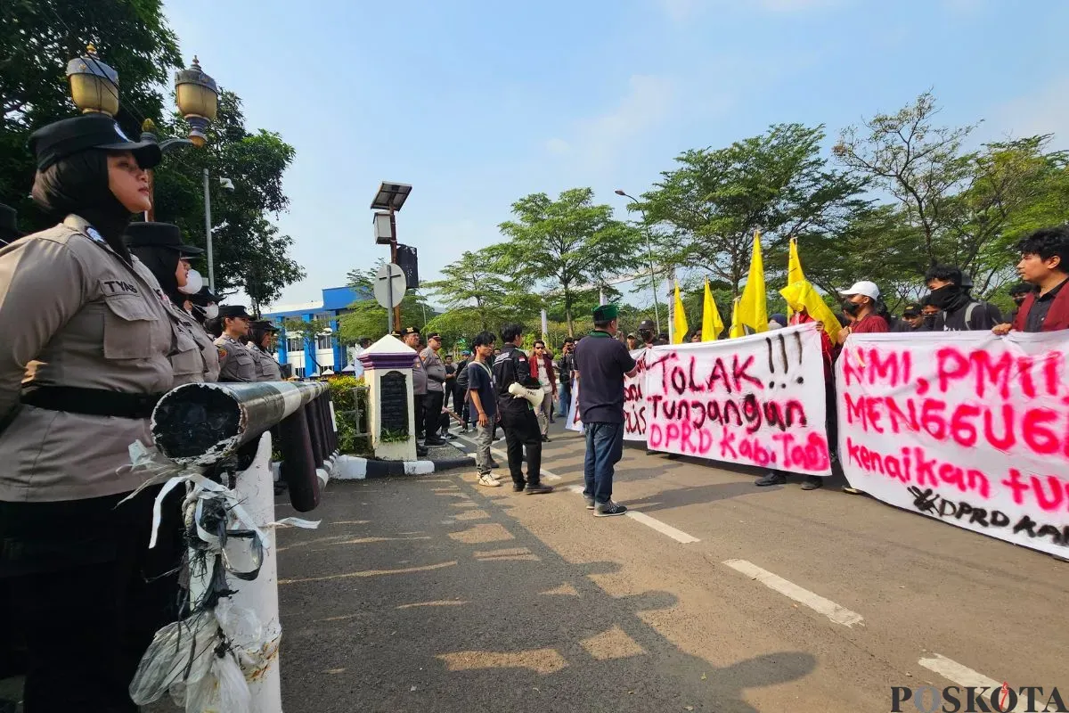 Mahasiswa berunjuk rasa di depan Gedung DPRD Kabupaten Tangerang, Senin, 1 September 2025. (Sumber: Poskota/Veronica Prasetio)