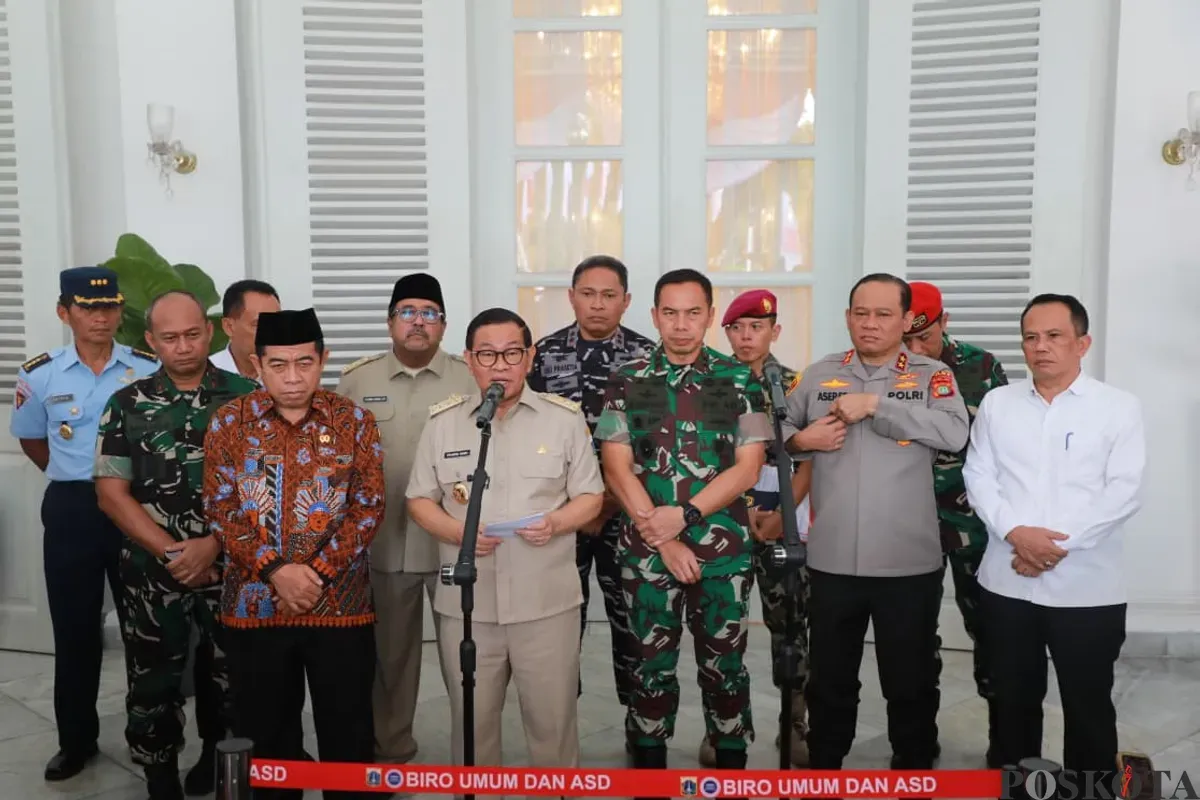 Gubernur Jakarta Pramono Anung saat menyampaikan pernyataan kepada awak media di Balai Kota Jakarta, Senin, 1 September 2025. (Sumber: Poskota/Muhammad Tegar Jihad)