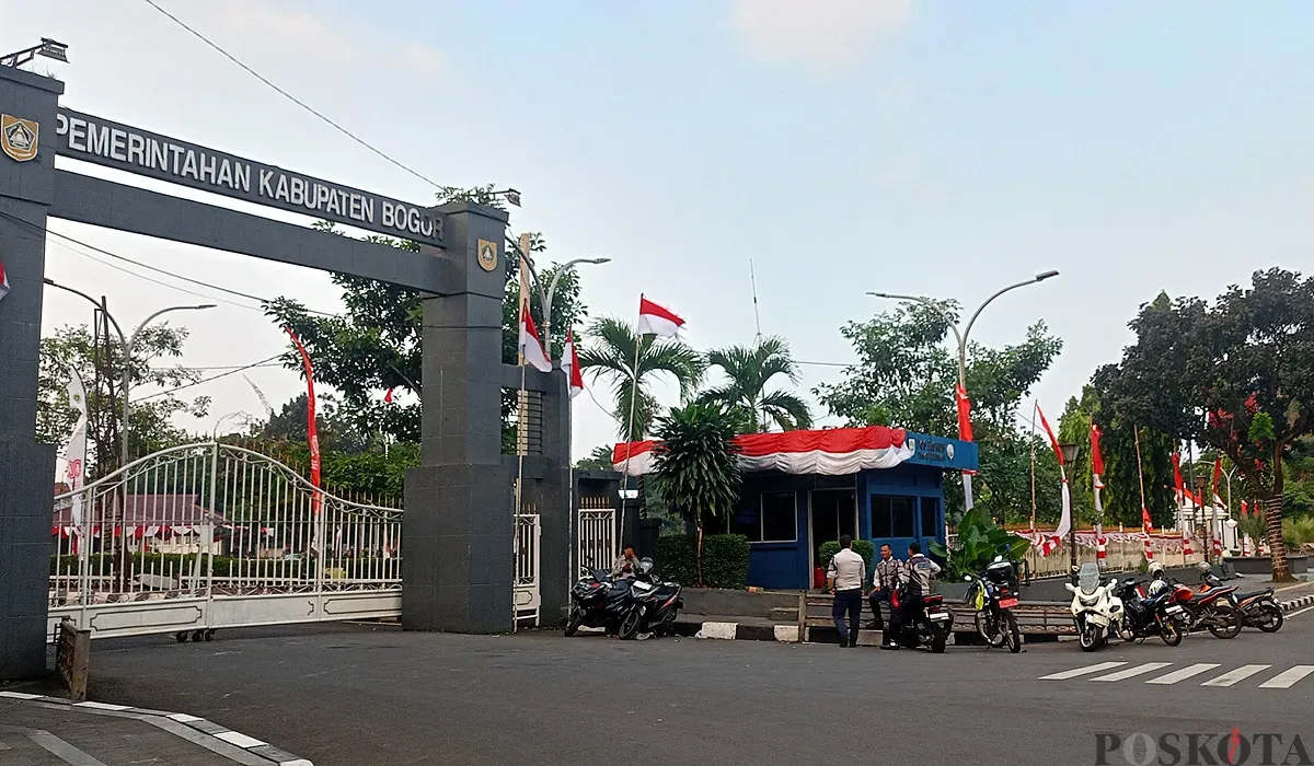 Situasi di gerbang utama perkantoran Pemkab Bogor pada Senin sore, 1 September 2025. (Sumber: POSKOTA | Foto: Giffar Rivana)