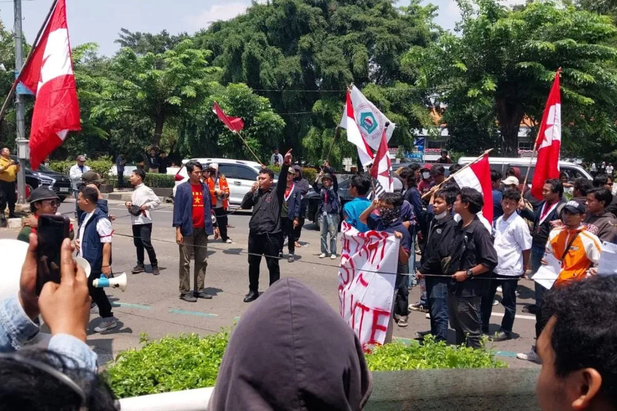 Ilustrasi demo mahasiswa di depan Gedung DPRD Kota Bekasi, Jl. Chairil Anwar, Margahayu, Bekasi Timur, Kota Bekasi. (Sumber: Dok. Istimewa)
