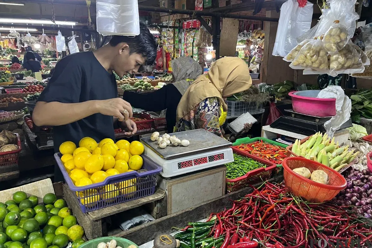 Aktivitas pedagang tradisional di Pasar Tomang Barat, Grogol Petamburan, Jakarta Barat. Senin, 1 September 2025. (Sumber: Poskota/Pandi Ramedhan)