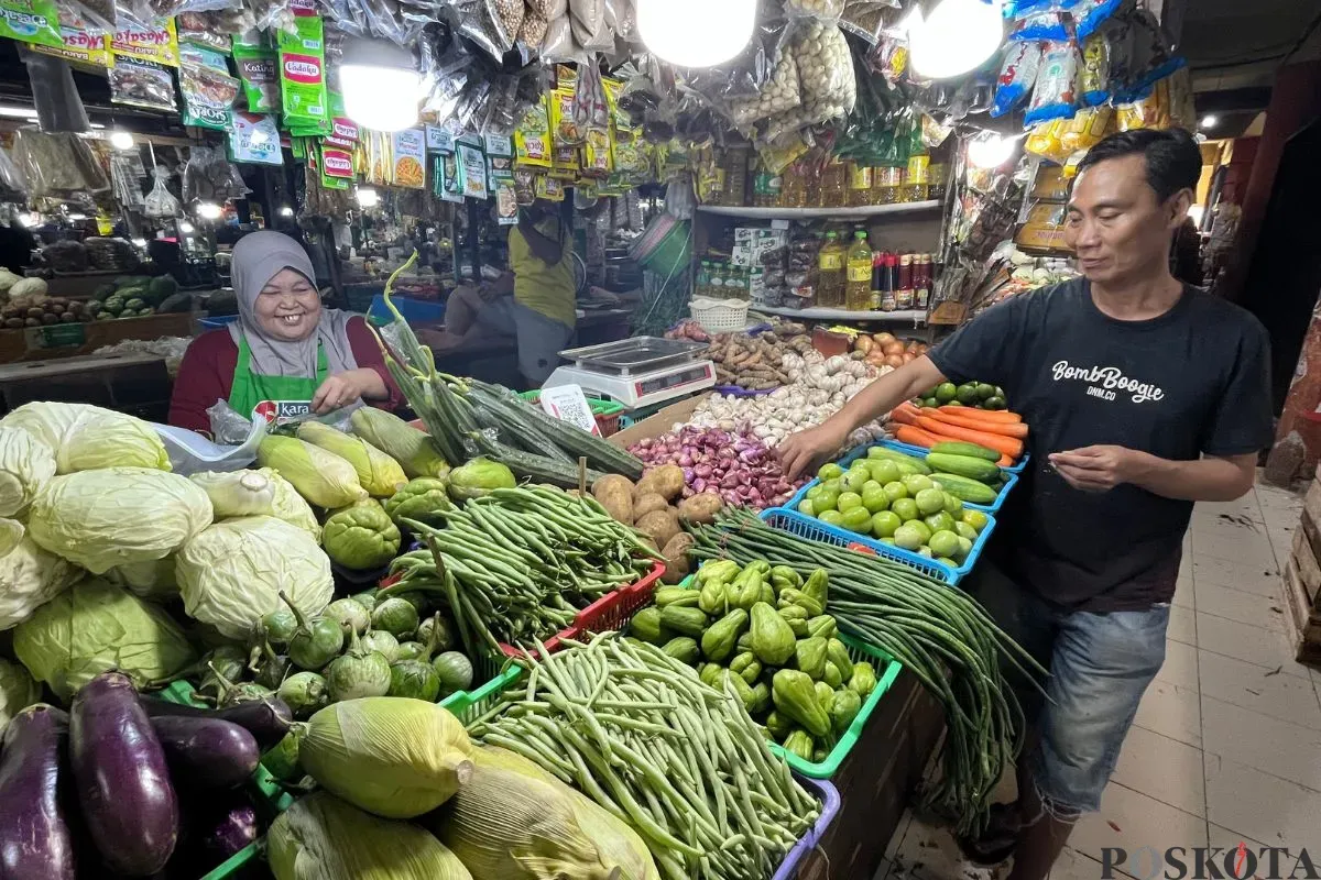 Sulastri, 59 tahun, pedagang tradisional di Pasar Tomang Barat, Grogol Petamburan, Jakarta Barat, Senin, 1 September 2025. (Sumber: Poskota/Pandi Ramedhan)