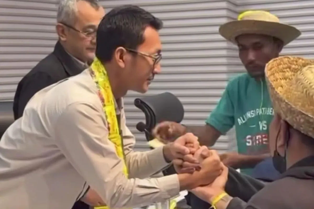 Momen unik warga Pati mengalungkan obat masuk angin kepada Juru Bicara KPK, Budi Prasetyo sebagai simbol pro rakyat dan dukungan memberantas korupsi. (Sumber: Instagram/@patisakpore)